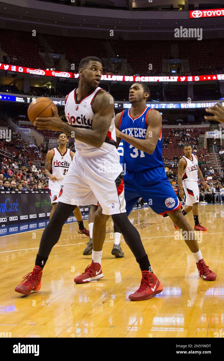 Portland Trail Blazers' Thomas Robinson in action against Philadelphia  76ers' Hollis Thompson during the second half of an NBA basketball game,  Saturday, Dec. 14, 2013, in Philadelphia. The Trail Blazers win 139-105. (, image size:866x1390