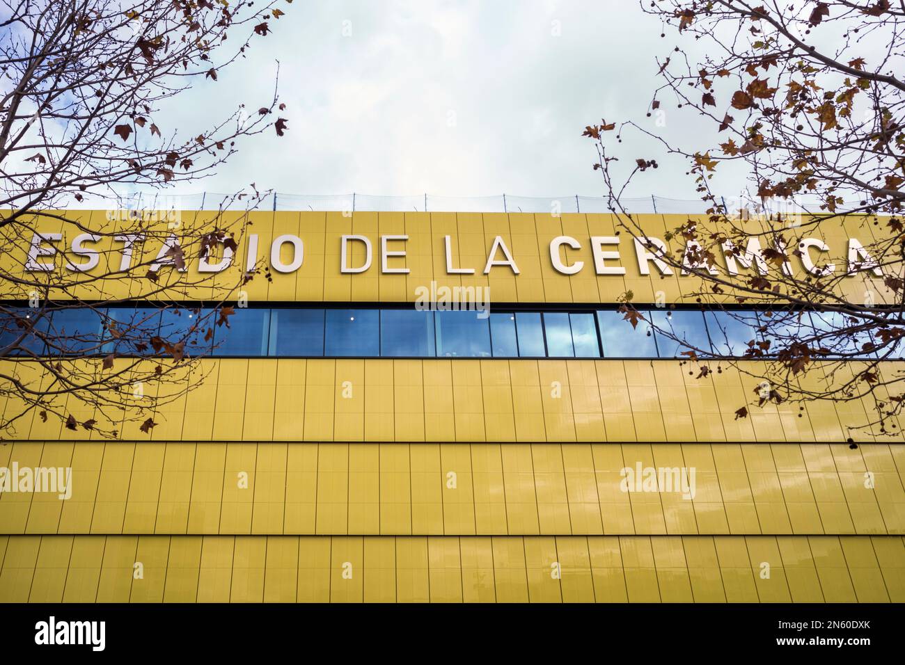 Yellow facade with the name, in raised letters, of the Estadio de