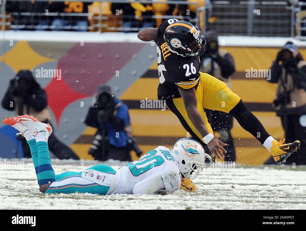 Pittsburgh Steelers running back Le'Veon Bell (26) is tackled by Miami ...