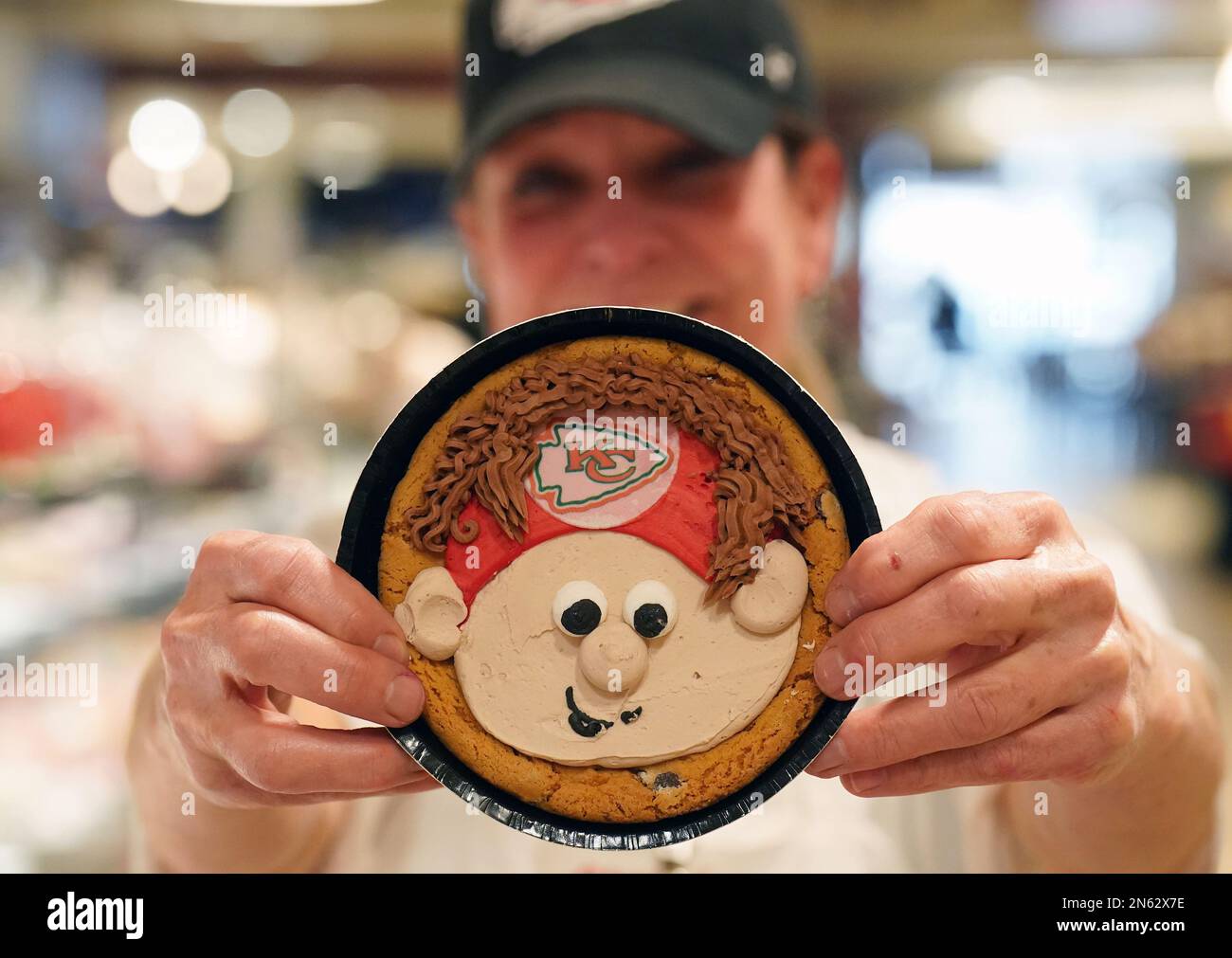 Des Peres, United States. 09th Feb, 2023. Head cake decorator Jody