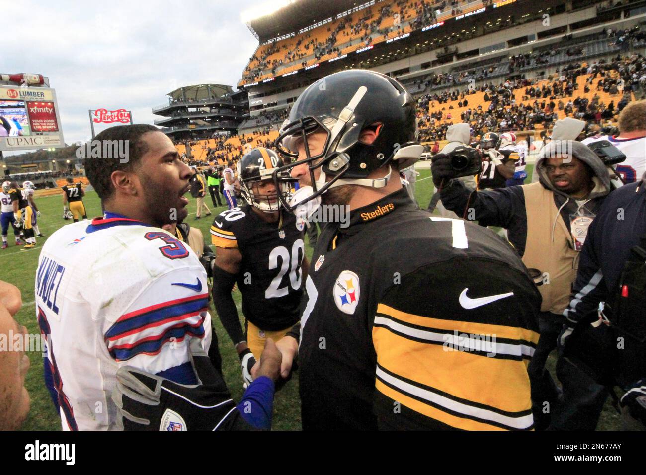 Pittsburgh Steelers quarterback Ben Roethlisberger (7) and Buffalo Bills  quarterback EJ Manuel (3) meet after tan