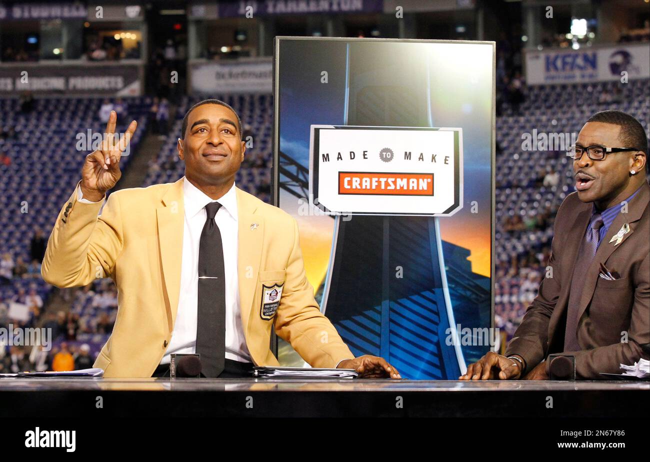 Minnesota Vikings receiver Cris Carter points to the roof as he kneels down  in the end zone following a touchdown in the second quarter Sunday, Nov.  22, 1998, in Minneapolis. The Vikings