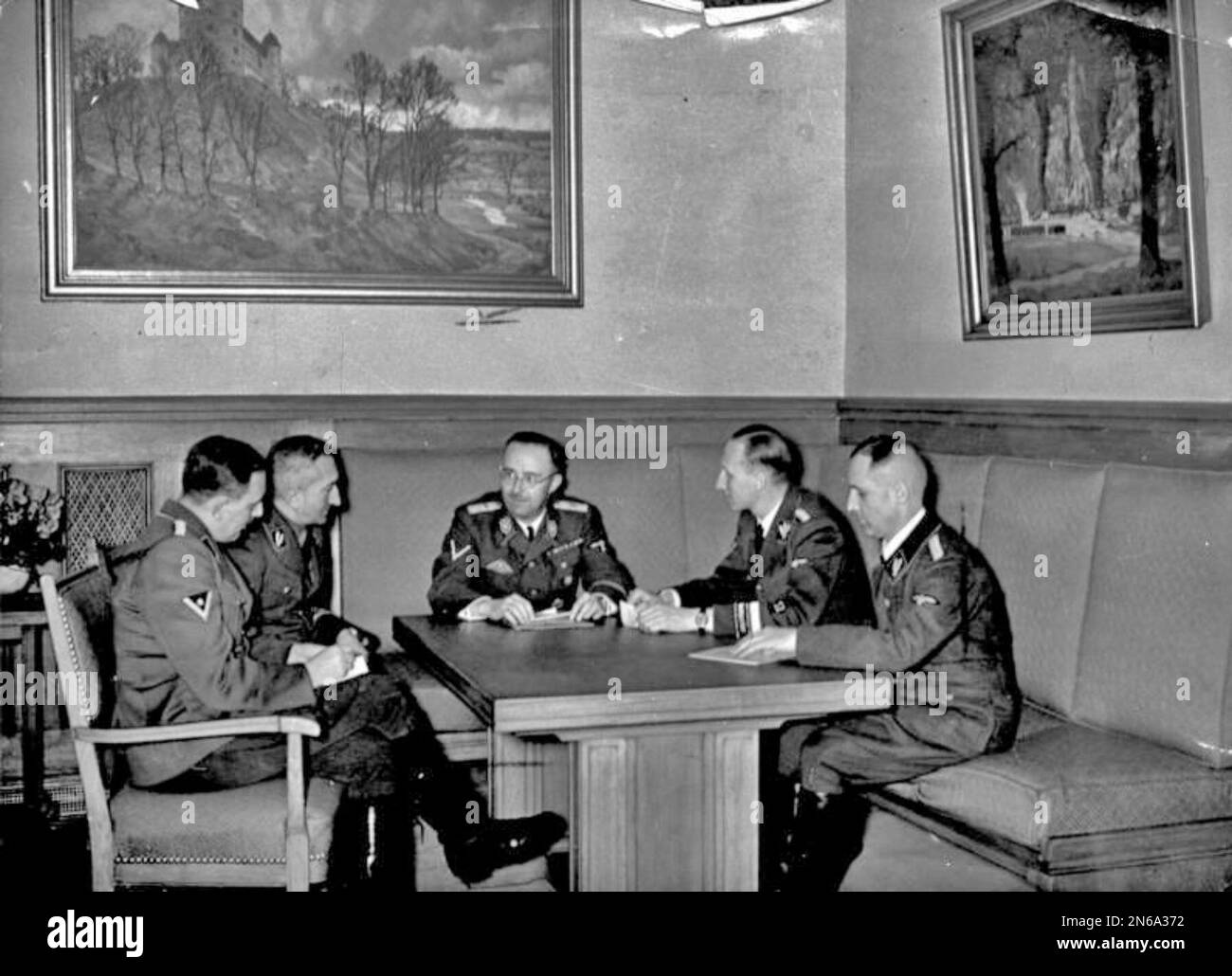 (from left to right) Franz Josef Huber, Arthur Nebe, Heinrich Himmler, Reinhard Heydrich and Heinrich Müller planning the investigation of the bomb assassination attempt on Adolf Hitler on 8 November 1939 in Munich. Photo : By Bundesarchiv, Bild 183-R98680 / CC-BY-SA 3.0, CC BY-SA 3.0 de, https://commons.wikimedia.org/w/index.php?curid=72214632 Stock Photo