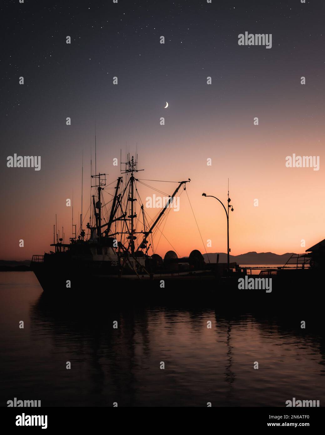 Silhouette boat hi-res stock photography and images - Alamy