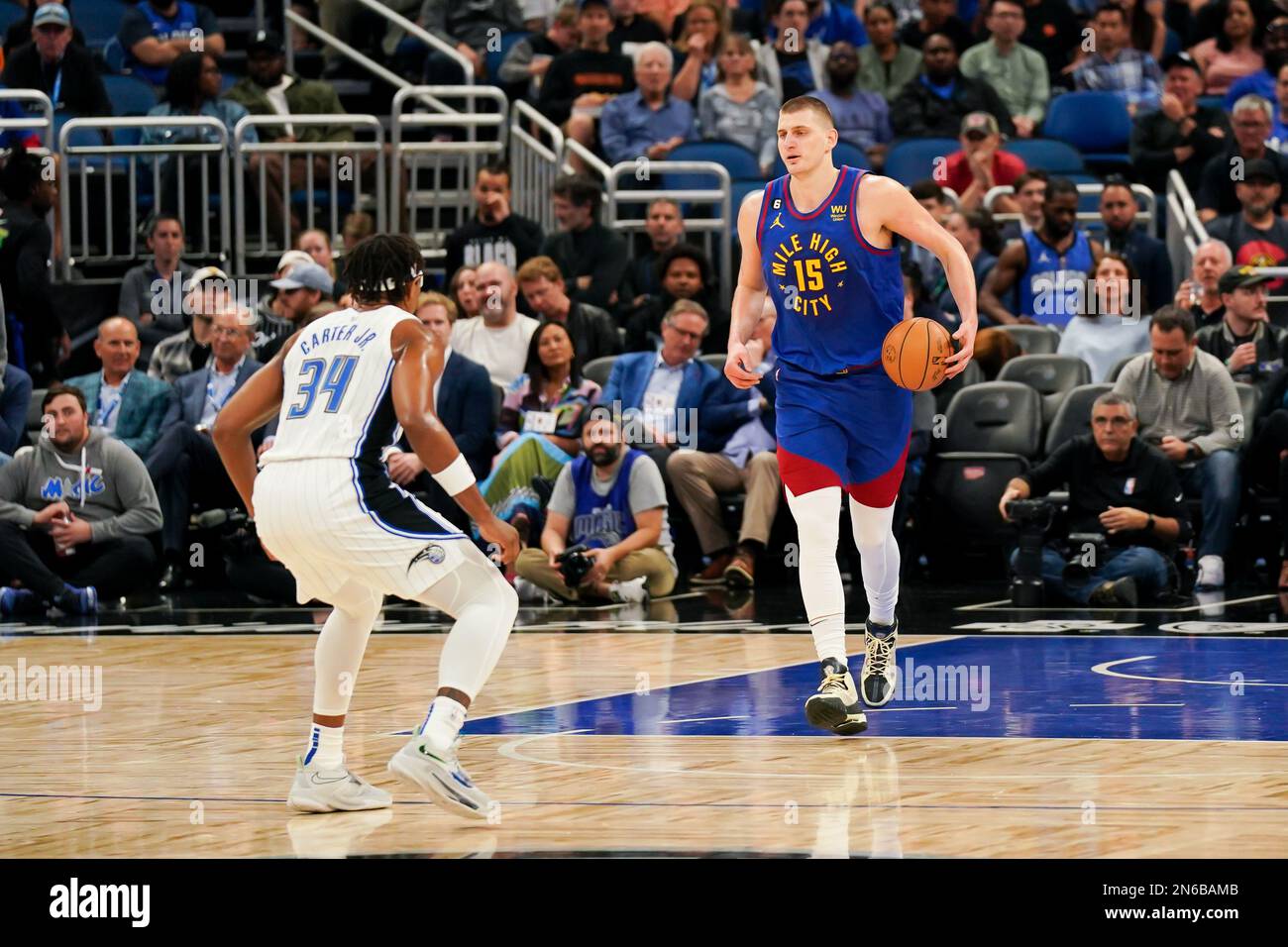 Orlando, United States. 09th Feb, 2023. Nikola Jokic (Denver) against Wendell Carter Jr. (Orlando) during the NBA basketball match between Orlando Magic and Denver Nuggets at Amway Center in Orlando, Florida, United States. (No commercial usage) (Foto: Daniela Porcelli/Sports Press Photo/C - ONE HOUR DEADLINE - ONLY ACTIVATE FTP IF IMAGES LESS THAN ONE HOUR OLD - Alamy) Credit: SPP Sport Press Photo. /Alamy Live News Stock Photo