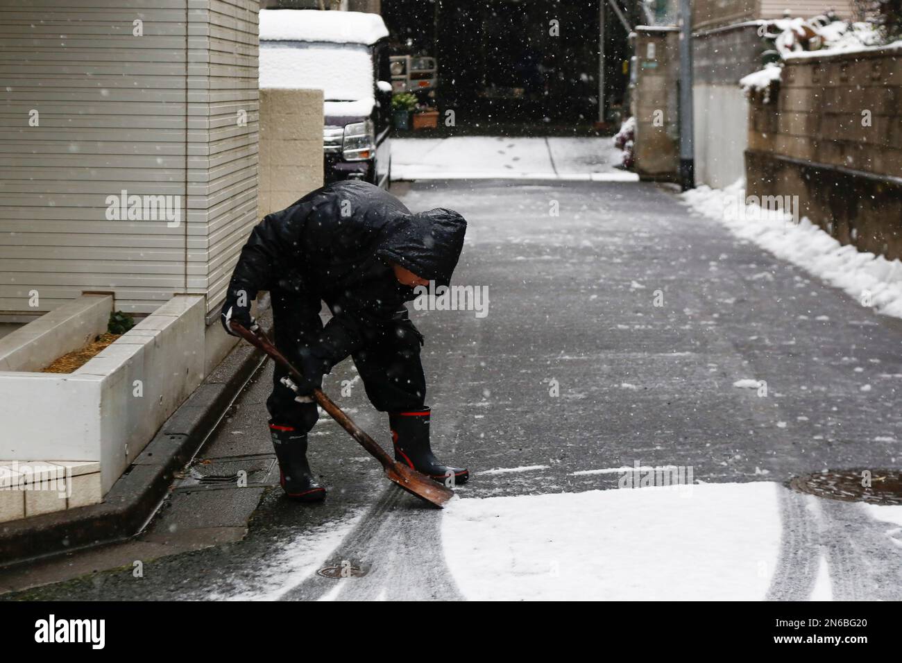 Tokyo gets heavy snow advisory as weather agency warns of disruptions