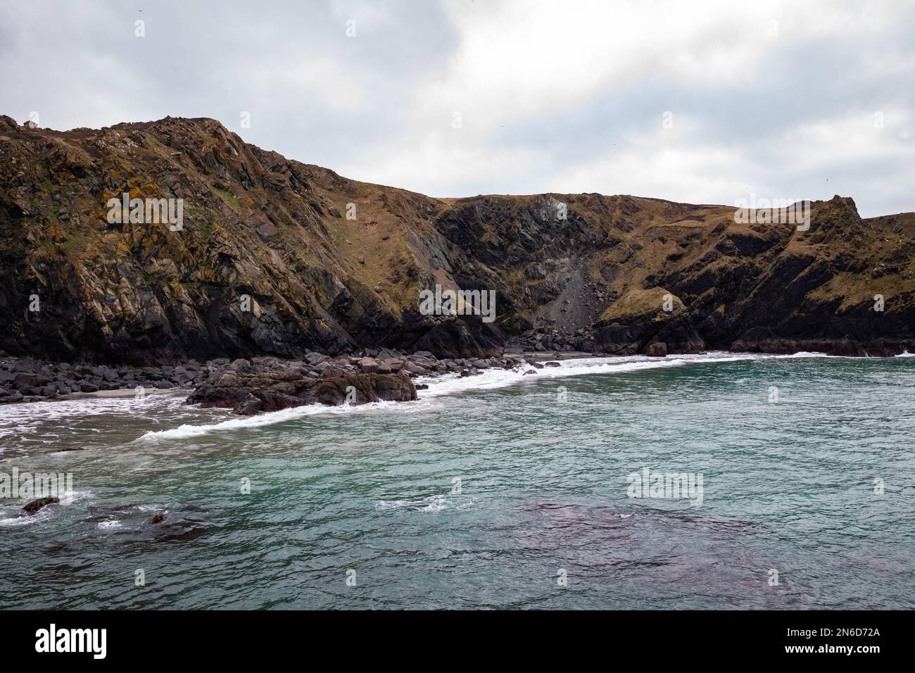 A view of the rocks and cliffs in Mullion Cove, Cornwall Stock Photo ...