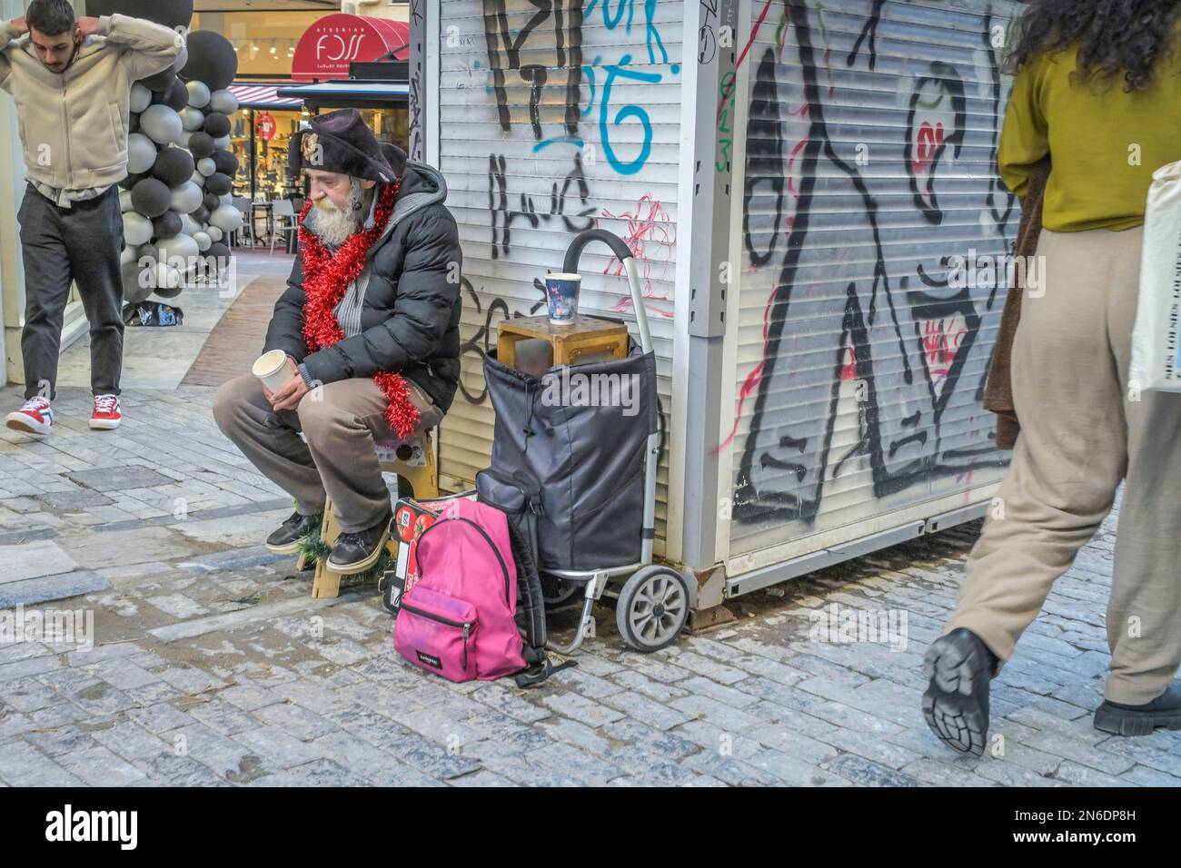 Bettler, Einkaufstraße Ermou, Athen, Griechenland Stock Photo