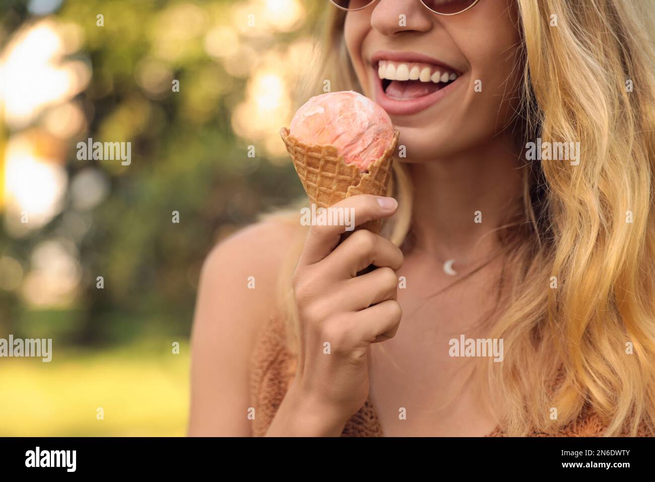 Вкусно ест мороженое. Ест мороженое. Человек ест мороженое. Поедание мороженого. Девушка ест мороженое.