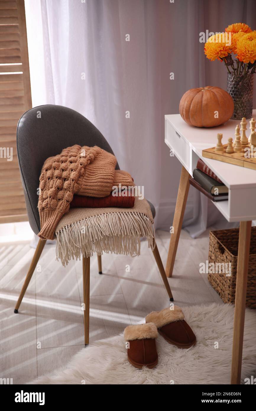 Cozy room interior inspired by autumn colors Stock Photo - Alamy