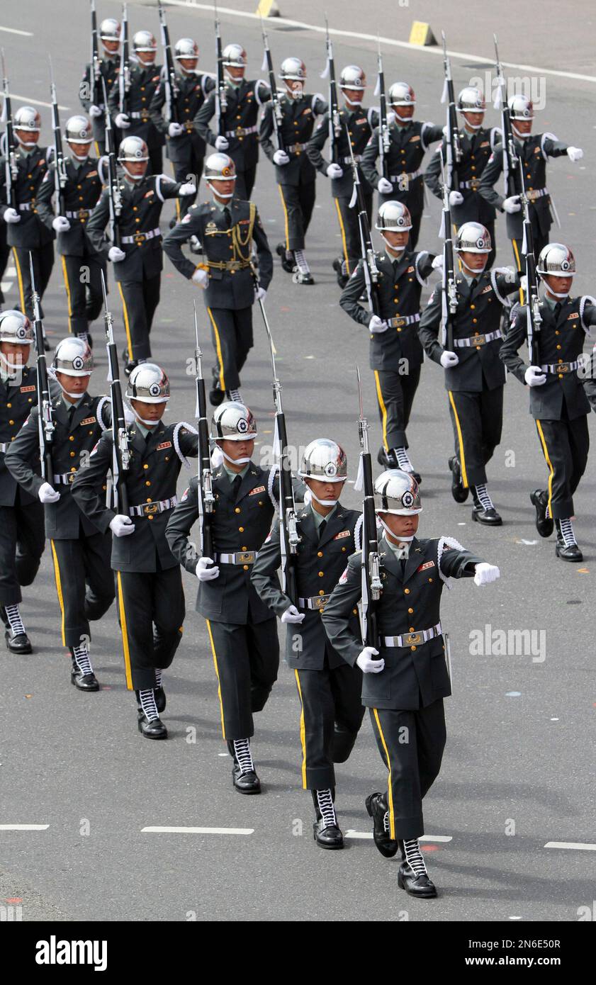 Military honor guard march during National Day celebrations in Taipei ...