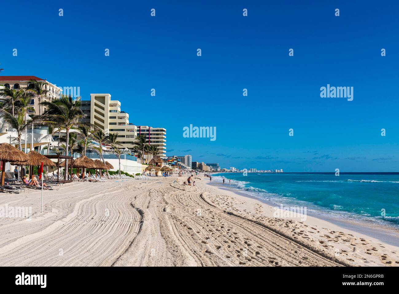 White sand beach in the hotel zone of Cancun, Quintana Roo, Mexico ...