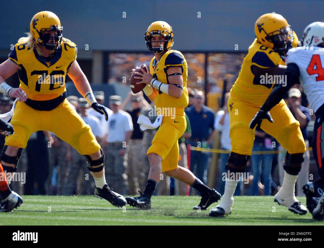 West Virginia quarterback Clint Trickett (9) looks for an open receiver during the first quarter