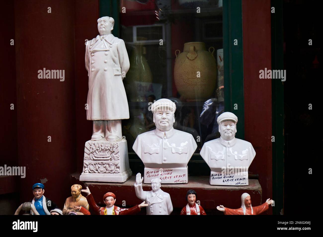 Mao Porcelain Figurines and Busts, Panjiayuan Antique Market, Beijing, China Stock Photo