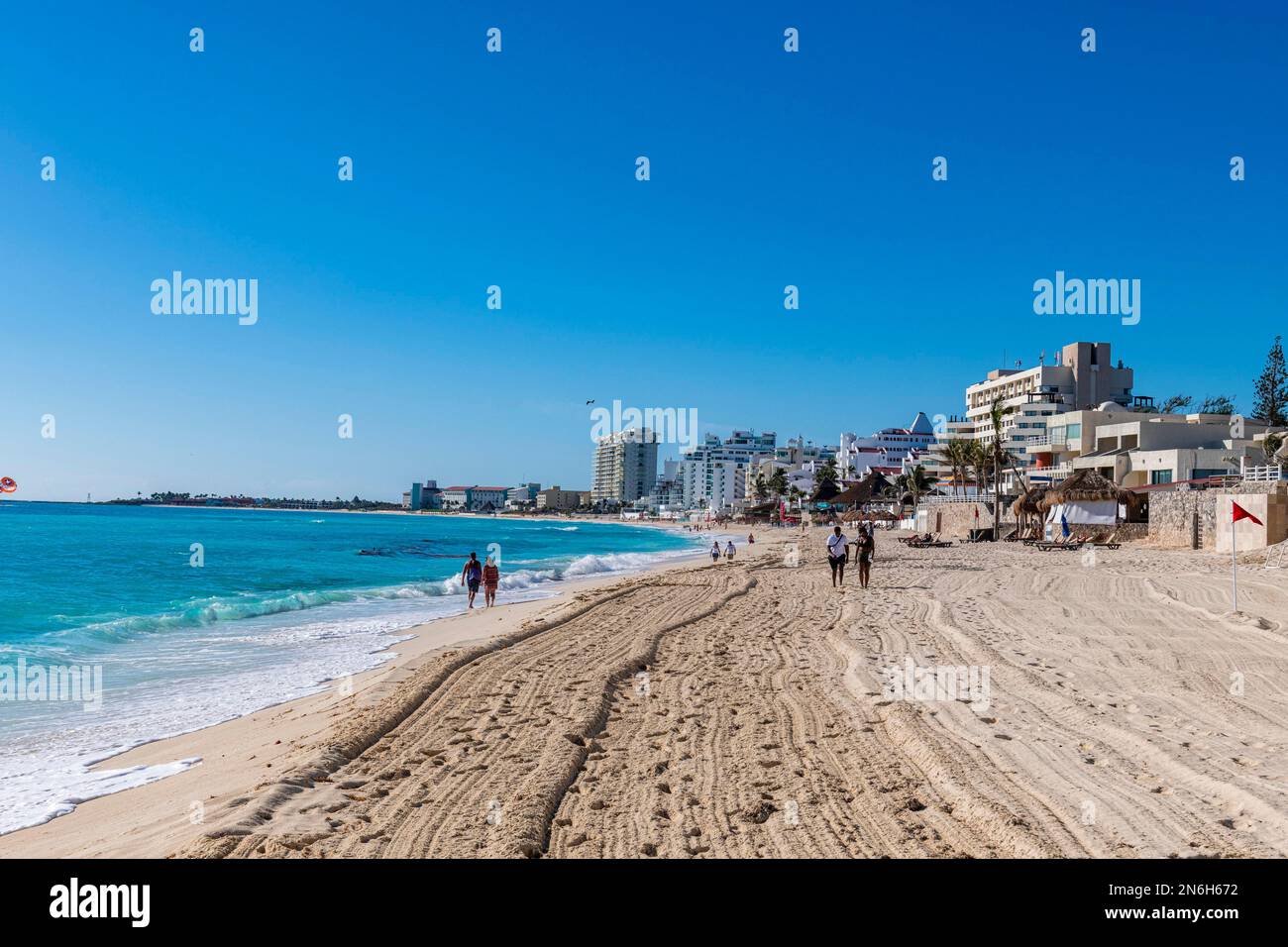 White sand beach in the hotel zone of Cancun, Quintana Roo, Mexico ...