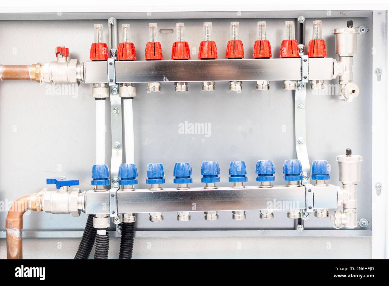 Distributor or manifold for underfloor heating with nine circuits