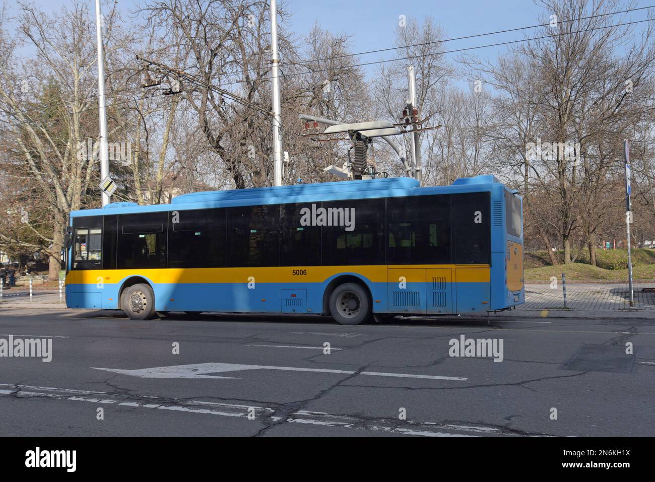 Electric fast charging ultracapacitor Chariot Motors electric bus with pantograph raised at charging point, in Sofia, Bulgaria - Stock Image