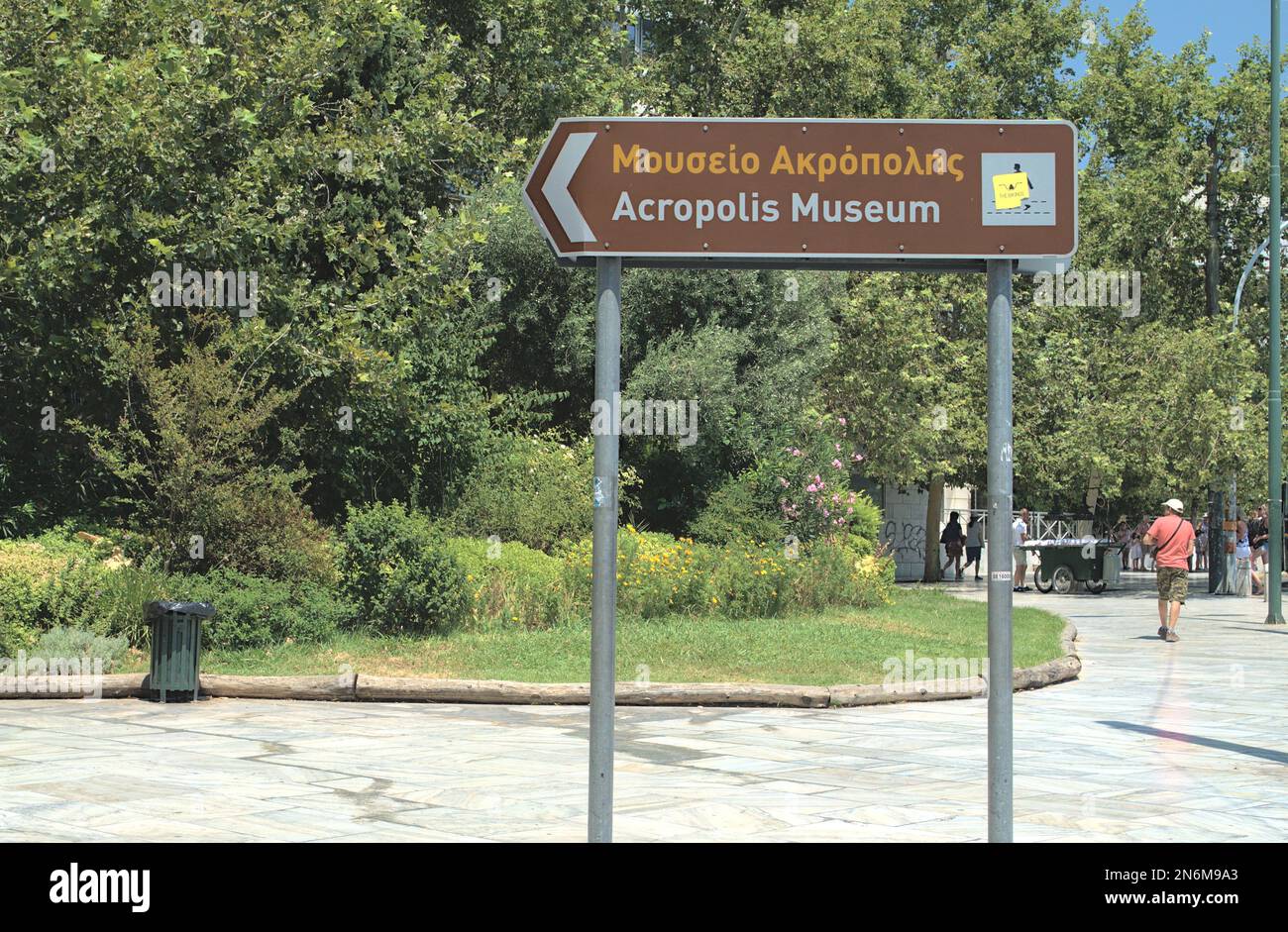 Signpost in Greek and English directing to the Acropolis Museum Stock ...