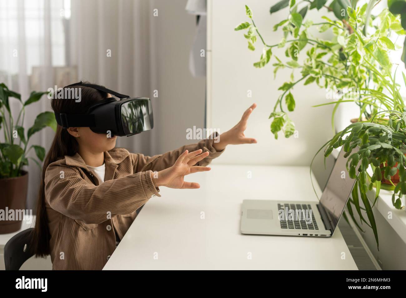 teenage schoolgirls using virtual reality headsets Stock Photo - Alamy