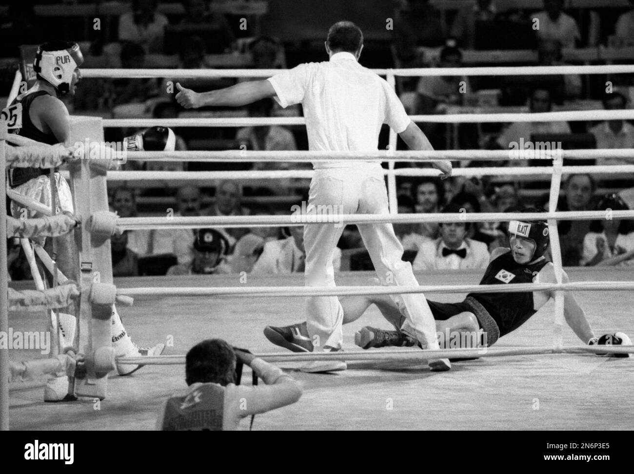 OLYMPIC SUMMER GAMES IN LOS ANGELES 1984 BOXING Shin Joop-Sup Korea against Puerto Rivan Aristides Gozales in 75 kg Stock Photo