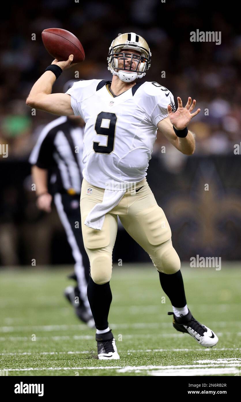 New Orleans Saints quarterback Drew Brees #9 passes against Oakland ...