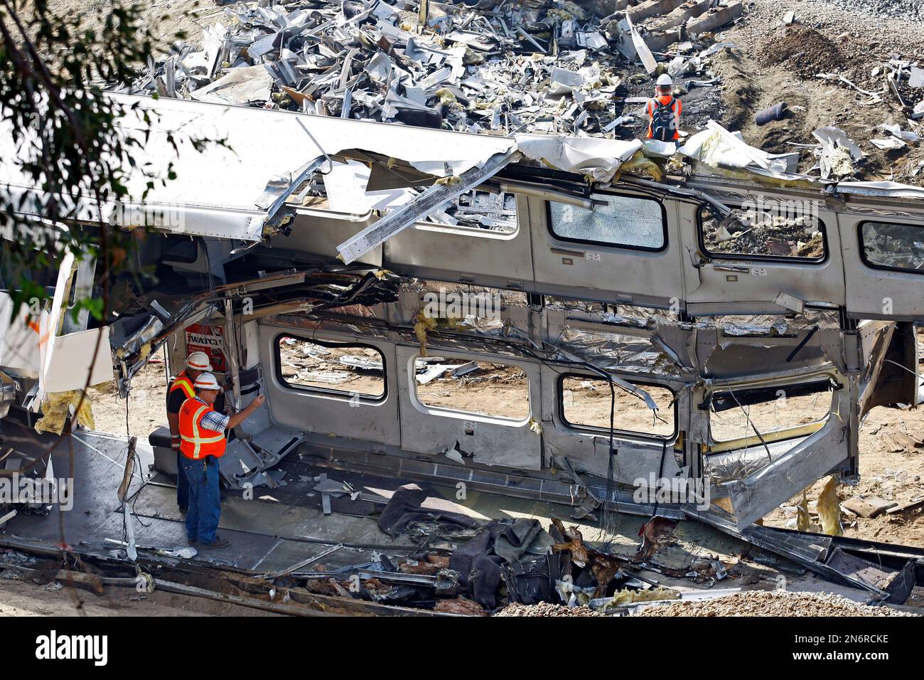 File - This Sept. 14, 2008 file photo shows investigators photographing ...