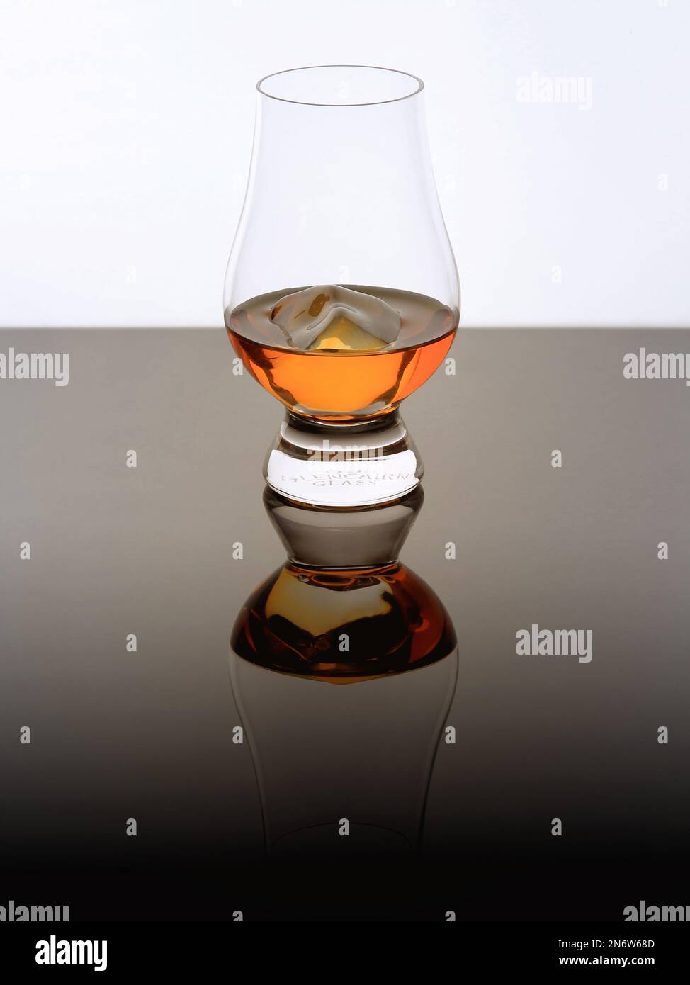 Glencairn whiskey glass Stock Photo Alamy