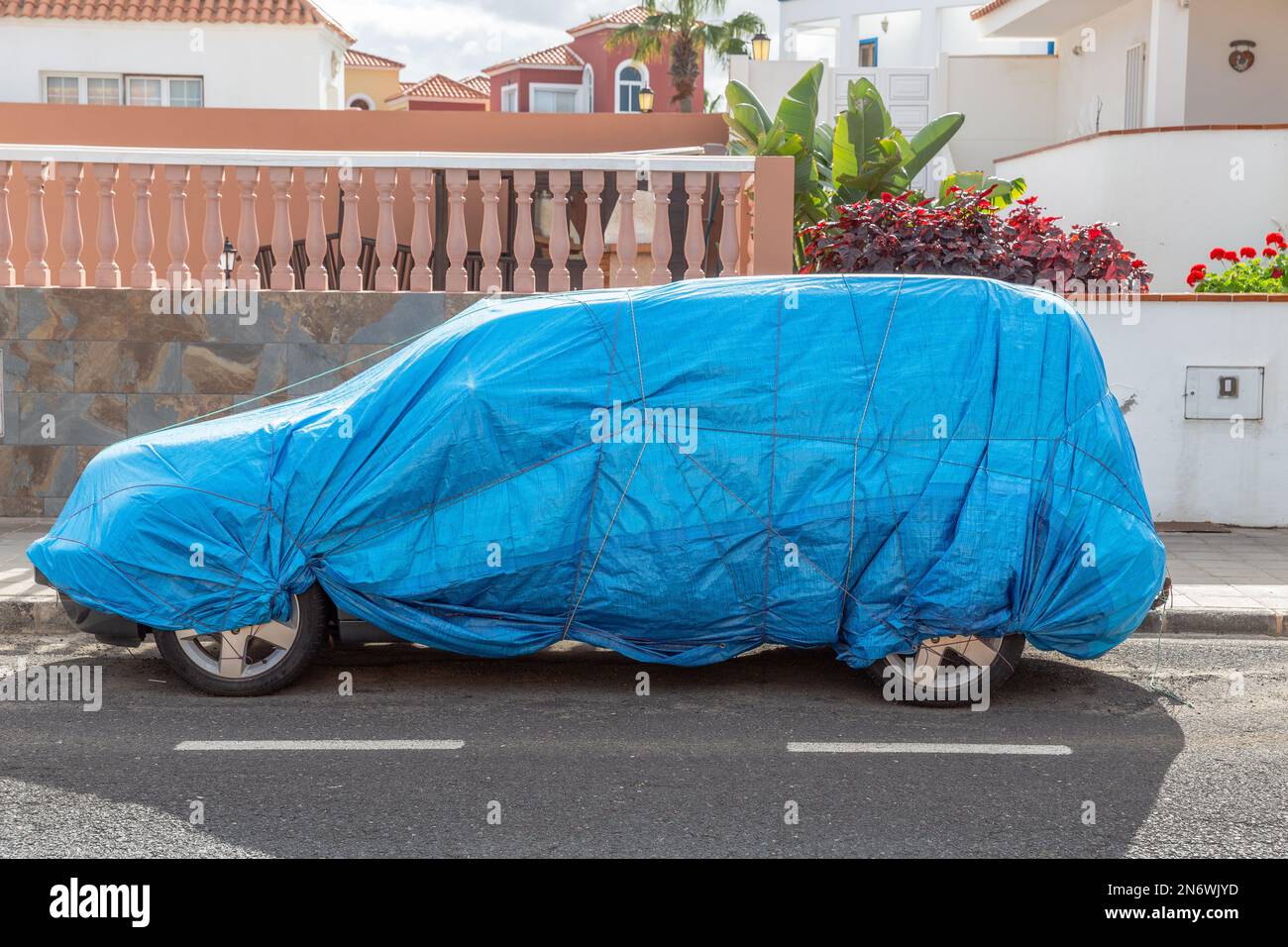 Car tarpaulin covered hi-res stock photography and images - Alamy