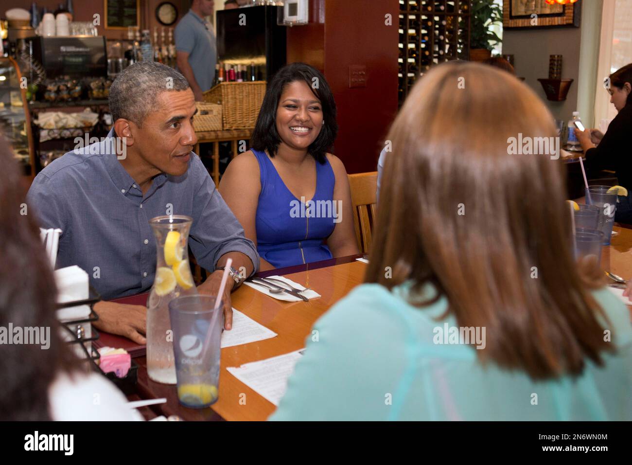 President Barack Obama talks with college students and their parents during  a stop at Magnolia's Deli and Cafe in Rochester, N.Y., Thursday, Aug. 22,  2013, on the first day of a two-day, image size:1300x956