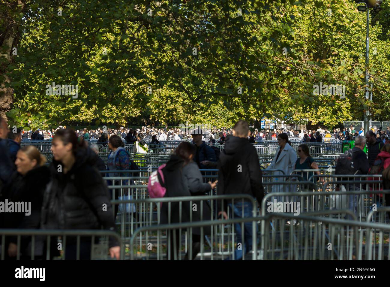Respect The Queue People queue and wait for the lying-in-state to pay their respects to ...