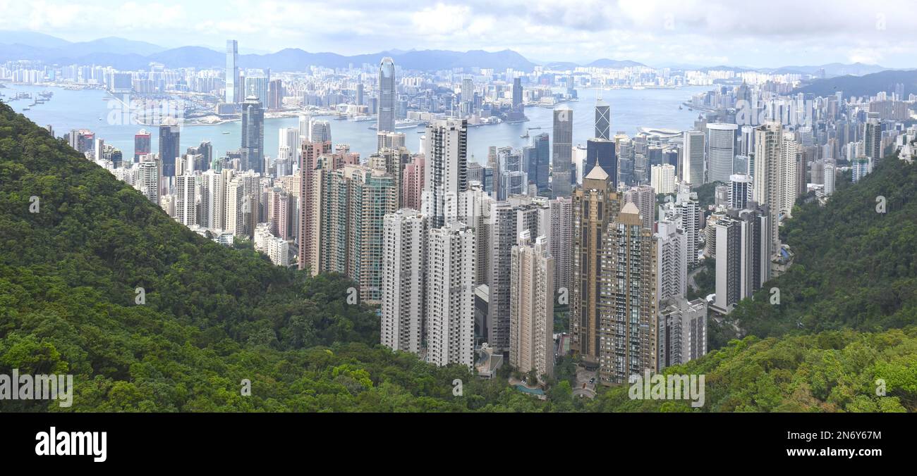 Panoramic view of Hong Kong and Victoria harbour from Victoria Peak ...