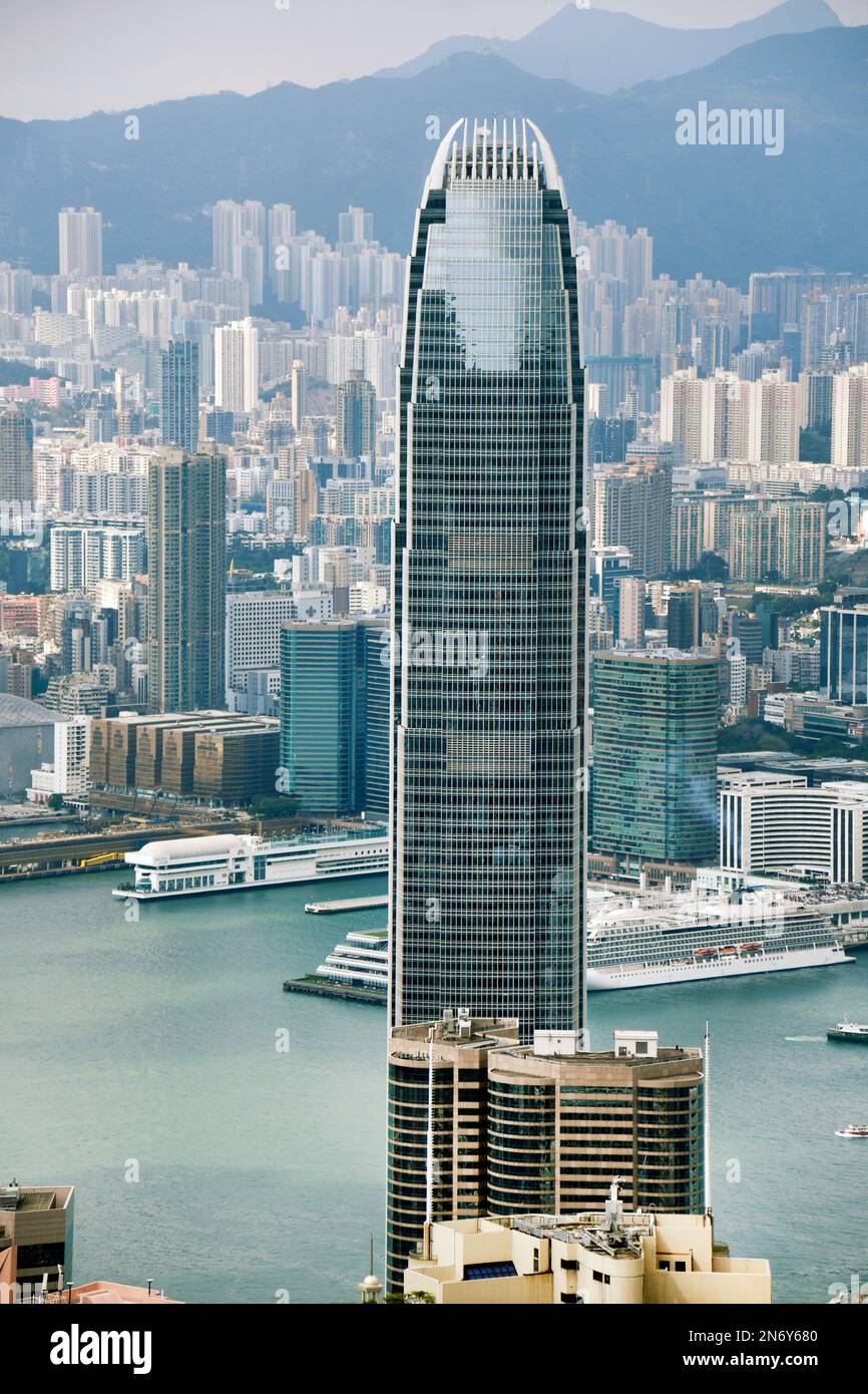Panoramic view of Hong Kong and Victoria harbour from Victoria Peak ...