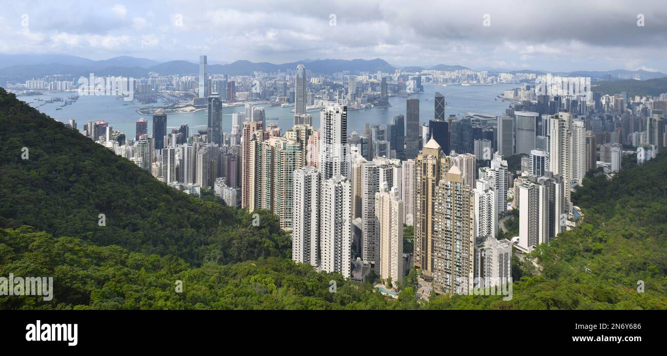 Panoramic view of Hong Kong and Victoria harbour from Victoria Peak ...