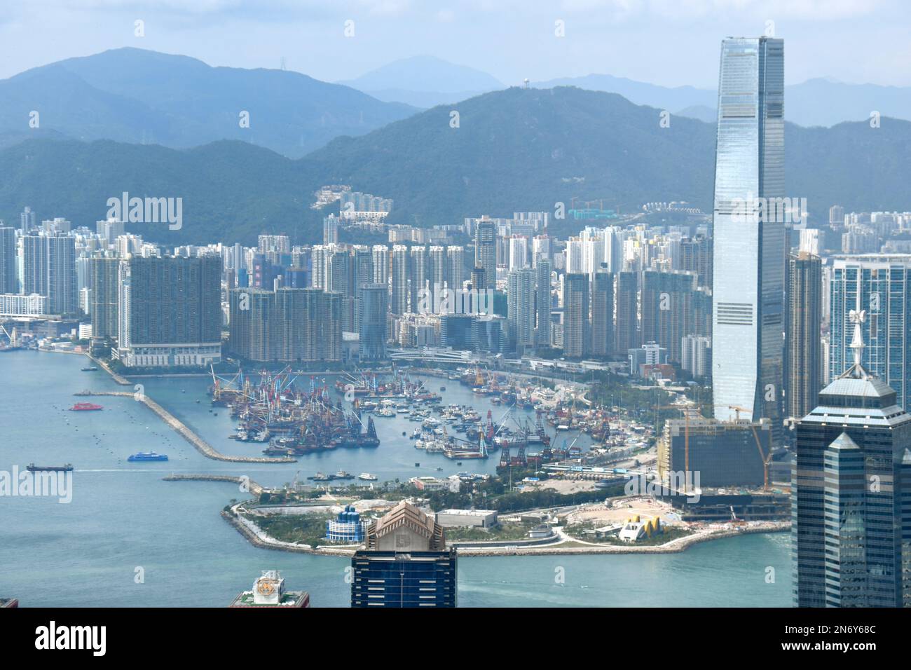 Panoramic view of Hong Kong and Victoria harbour from Victoria Peak ...