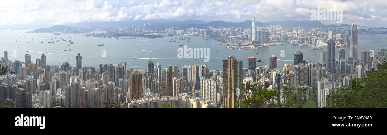 Panoramic view of Hong Kong and Victoria harbour from Victoria Peak ...