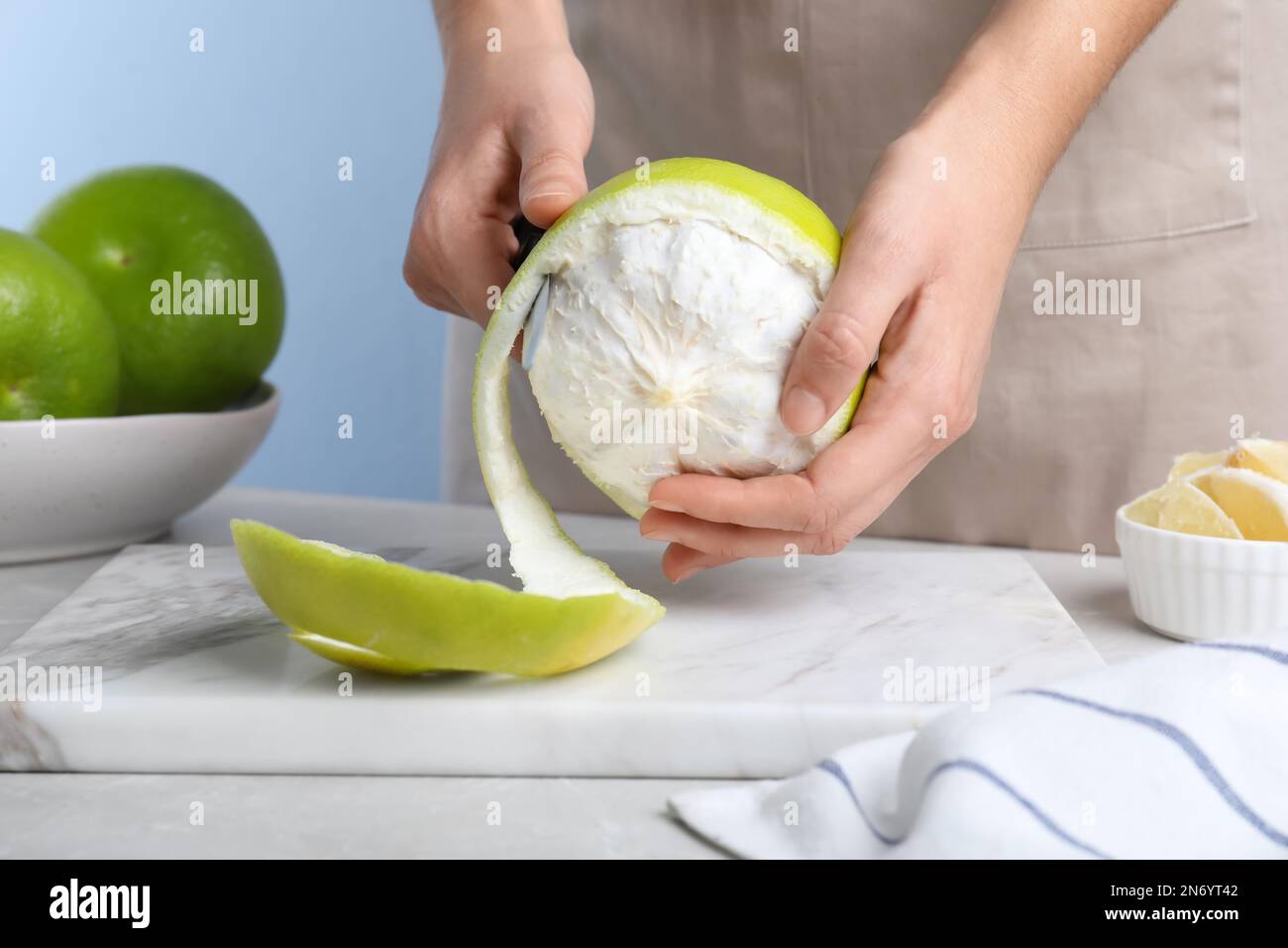 Barman pelando un limon Stock Photo