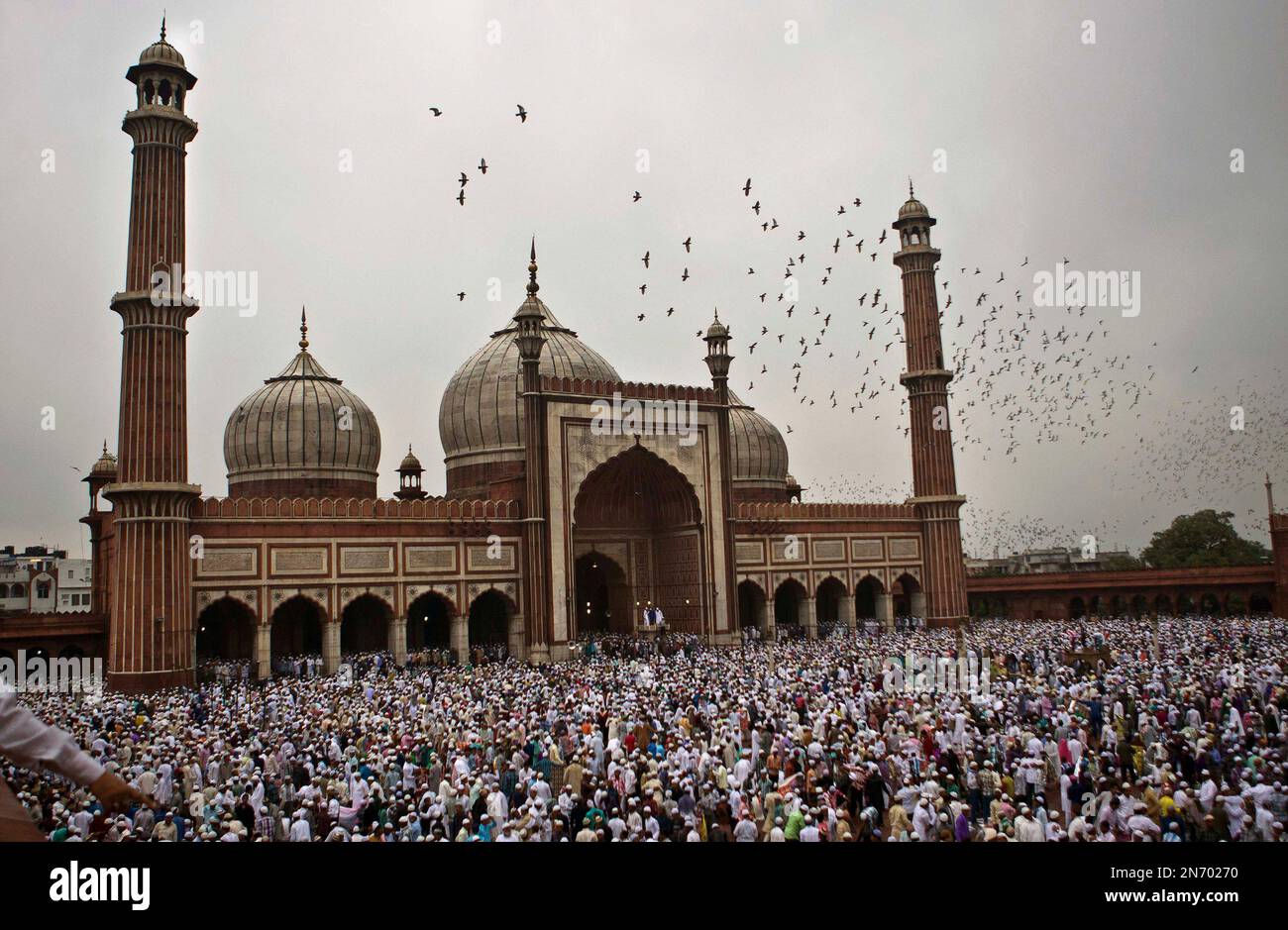 Indian Muslims take part in Eid al-Fitr prayers at Jama Masjid in New  Delhi, India, Friday, Aug. 9, 2013. Eid al-Fitr marks the end of the holy  month of Ramadan, during which, image size:1300x939