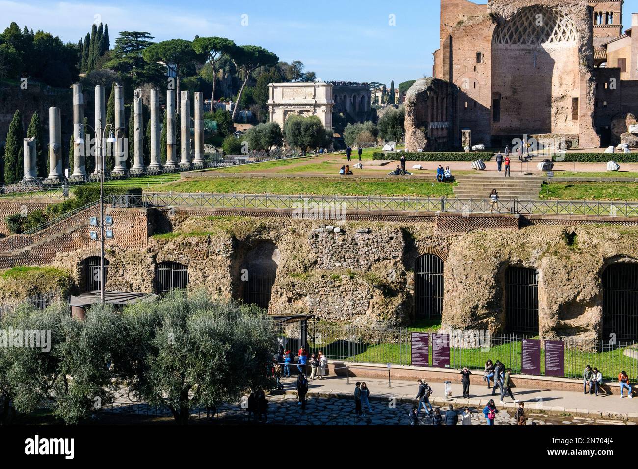 Blick auf links Via Sacra mit antike Sälen, vorne Fundament darüber rechts Zelle von Tempel von Venus und Roma, Rom, Latium, Italien, Europa Stock Photo