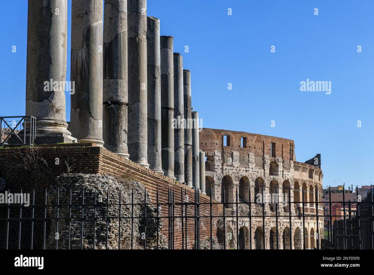 Vorne Säulen auf Grundmauern Fundament von Tempel von Venus und Roma neben Via Sacra, im Hintergrund Kolosseum, Forum Romanumm Rom, Latium, Italien Stock Photo