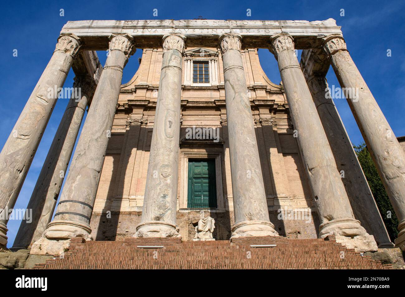 Blick auf Fassade Säulen von Tempel von Pius Faustina auf Forum Romanum, Rom, Latium, Italien, Europa Stock Photo