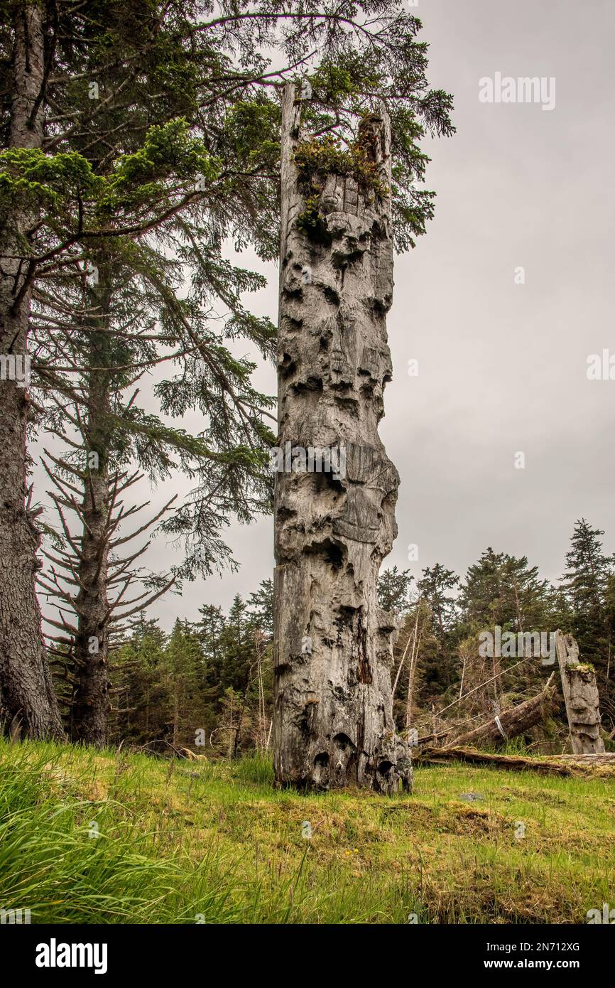 One of the tallest mortuary poles still standing at S'Gaang Gwaii (Nistints), Haida Gwaii, BC Stock Photo
