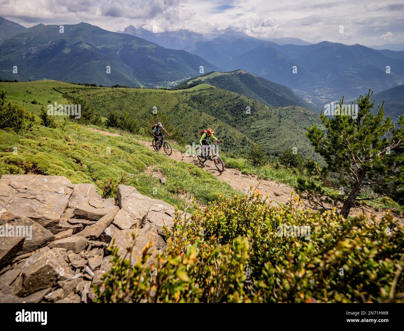 Single trail descent from Pelopín mountain (2, 007m) in the direction of Broto Stock Photo