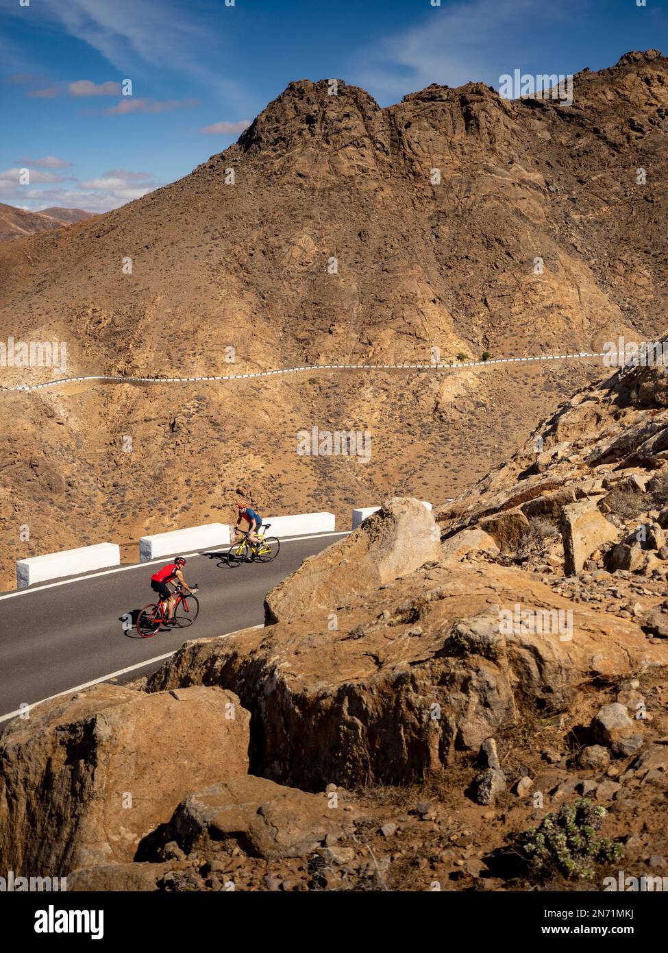 Road cyclist on narrow mountain road at Mirador Risco de las Päas viewpoint. View of Risco Blanco and Pico de la Muda. Near Vega de Río Palmas, Canary Islands, Spain Stock Photo