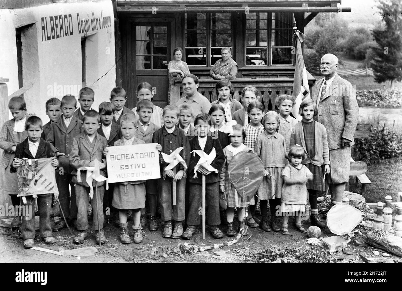 Group photo at the time of fascism in Italy, in the 1930s of peasant children at the recreation center Bad Überwasser, Sankt Walburg in the Ulten Valley Stock Photo
