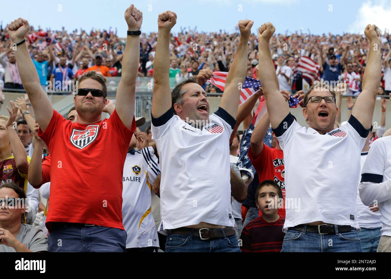 United States fans celebrate after United States defeated Panama 1-0 ...