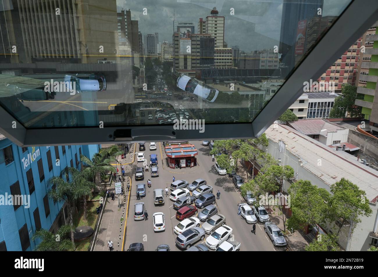 KENYA, Nairobi, city center, rush hour, traffic jump / KENIA, Nairobi