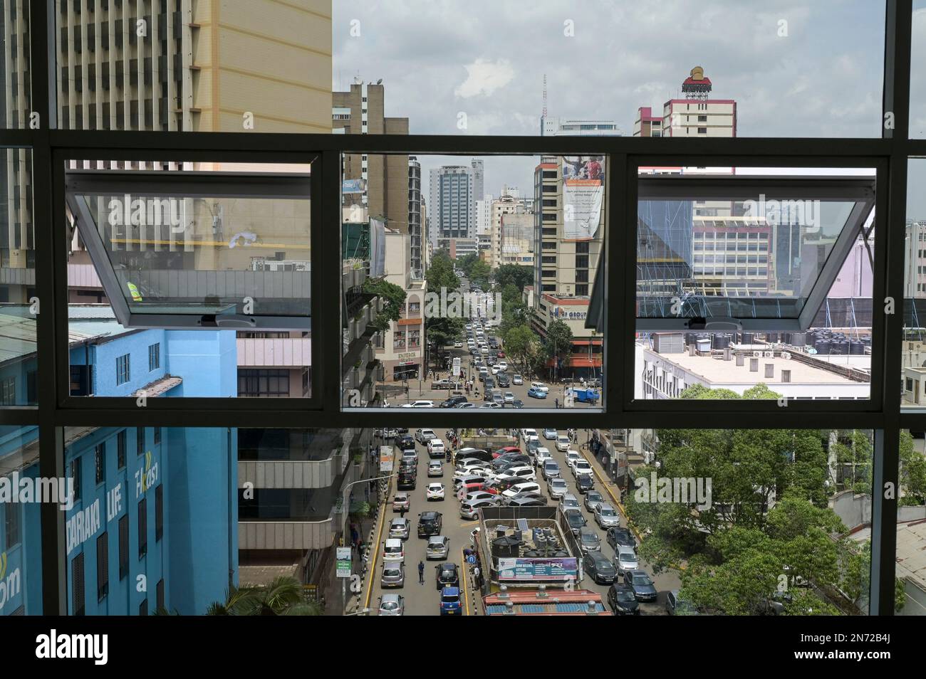 KENYA, Nairobi, city center, rush hour, traffic jump / KENIA, Nairobi