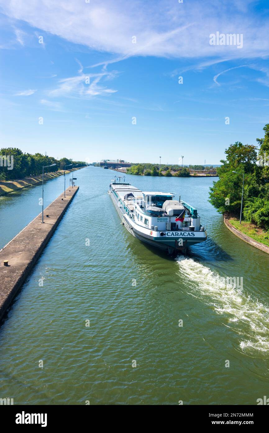 Richemont (Reichersberg), lock in the Moselle canal, cargo ship in Lorraine (Lothringen), Moselle (Mosel), France Stock Photo