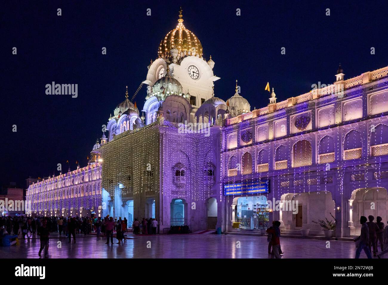 Golden Temple complex at Diwali Stock Photo Alamy