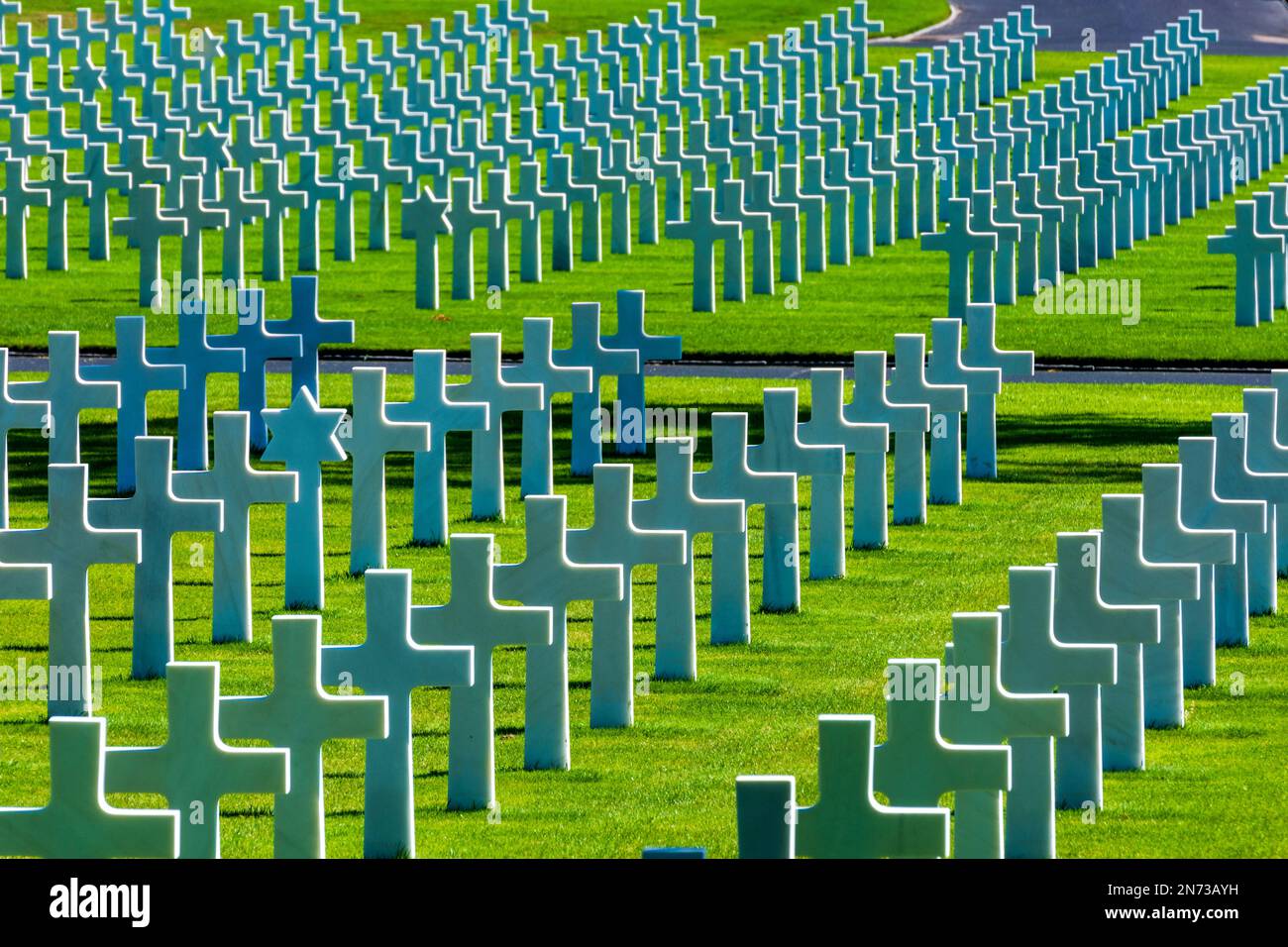 Saint-Avold (Sankt Avold, Sänt Avuur), Lorraine American Cemetery and Memorial, long rows of white headstones in Lorraine (Lothringen), Moselle (Mosel), France Stock Photo